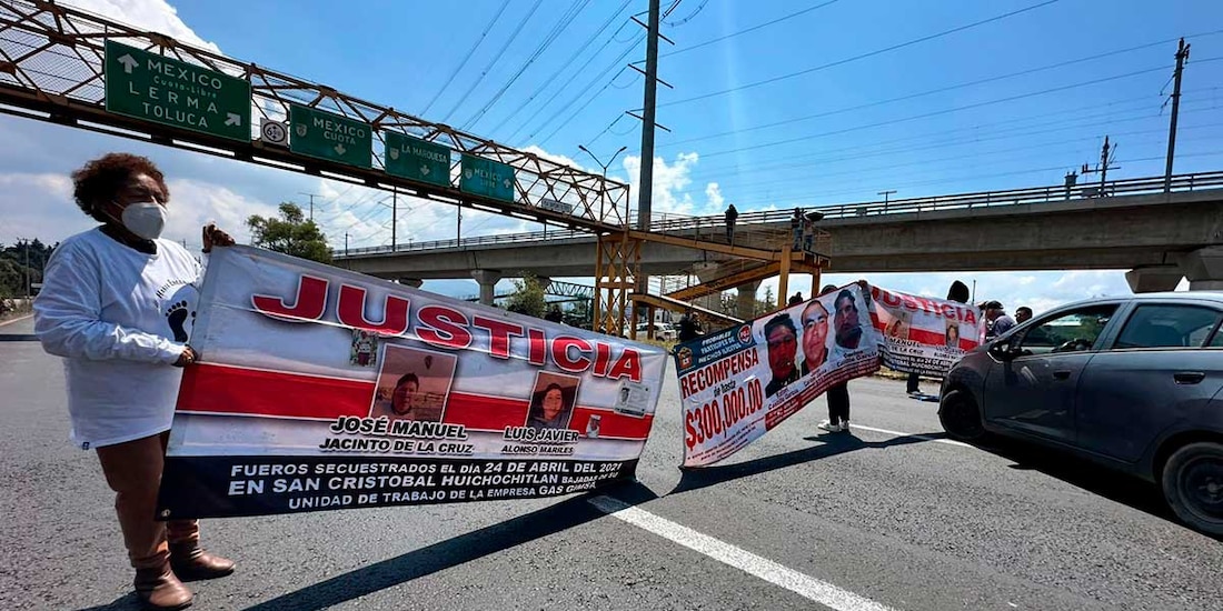 Bloquean autopista México - Toluca; exigen respuestas por localización de trabajadores desaparecidos en 2021.