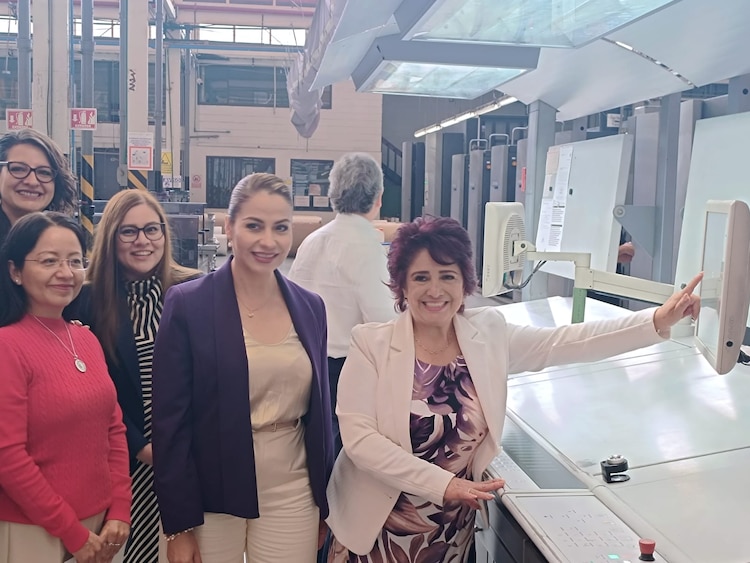 A la derechas, la consejera presidenta del IECM, Patricia Avendaño Durán.