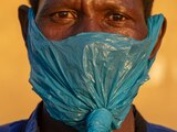 Un hombre se cubre el rostro con una bolsa de plástico en Katlehong, al este de Johannesburgo, Sudáfrica el 6 de mayo del 2020.