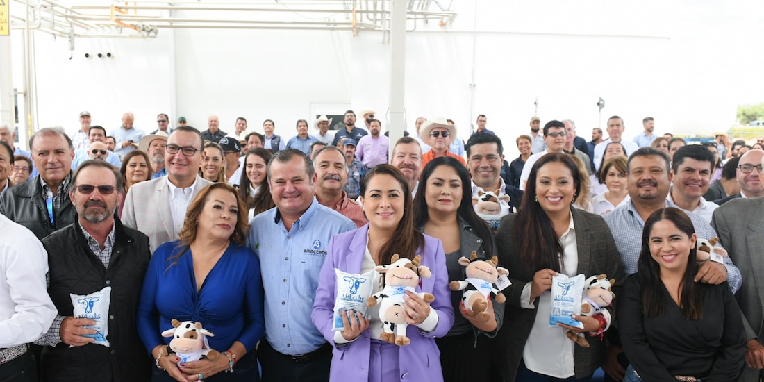 Al centro de la imagen la Gobernadora de Aguascalientes.