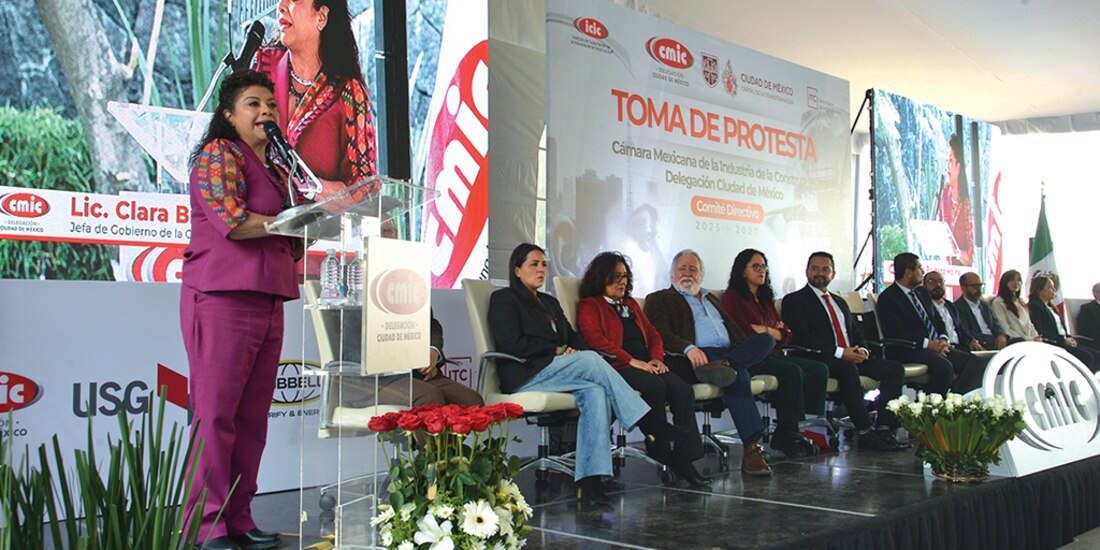 La jefa de Gobierno, Clara Brugada, ayer, con integrantes de la CMIC.
