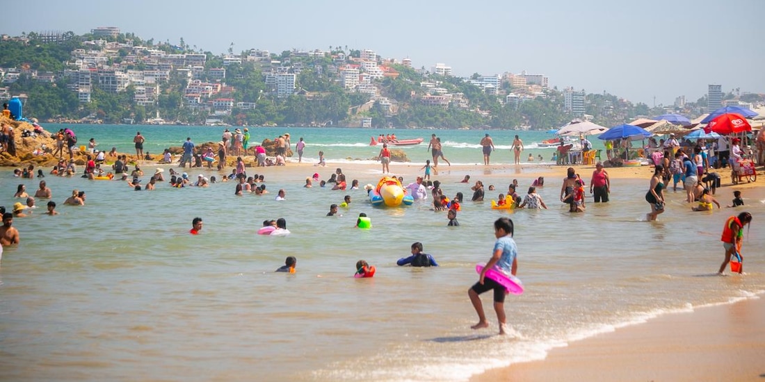 Parejas disfrutan de las playas de Acapulco durante el fin de semana del 14 de febrero.