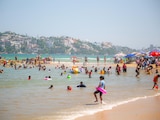 Parejas disfrutan de las playas de Acapulco durante el fin de semana del 14 de febrero.