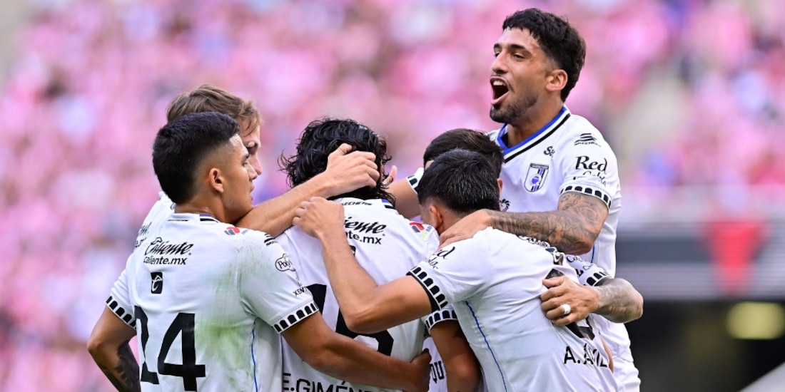 Jugadores de Querétaro celebran su primera anotación en el Estadio AKRON.