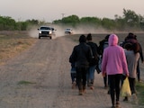 Vehículos de la Patrulla Fronteriza se aproximan a migrantes en Peñitas, Texas, ayer.