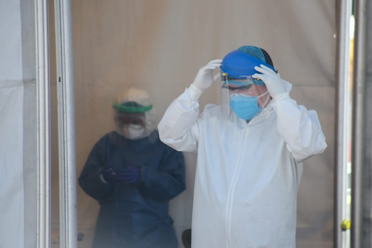 Los trabajadores en contacto con casos sospechosos deben portar el equipo de protección en todo momento.