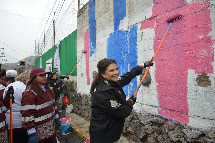 Clara Brugada se sumó a las labores de mejoramiento urbano en San Miguel Ajusco.