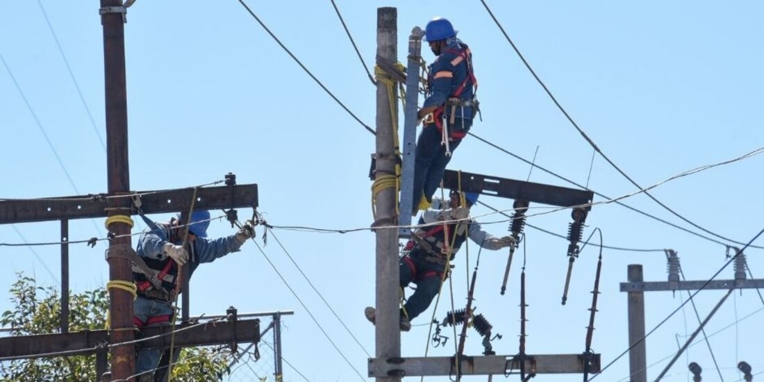 Trabajadores de la CFE.
