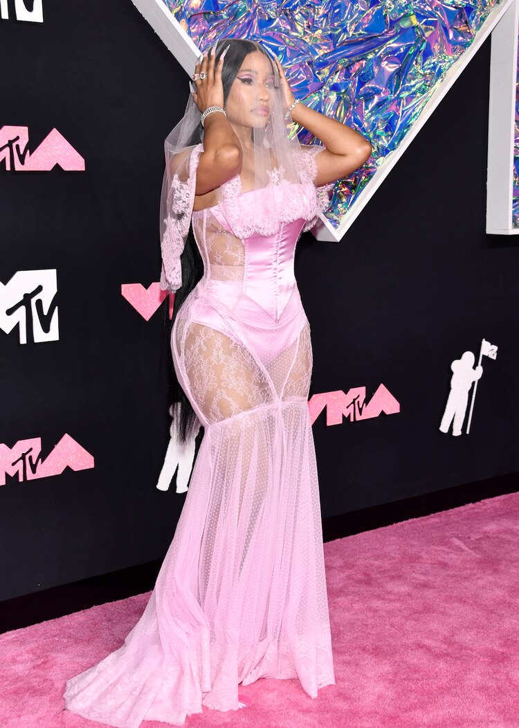 Nicki Minaj lució como una novia rosa, portó un atuendo con transparencias.