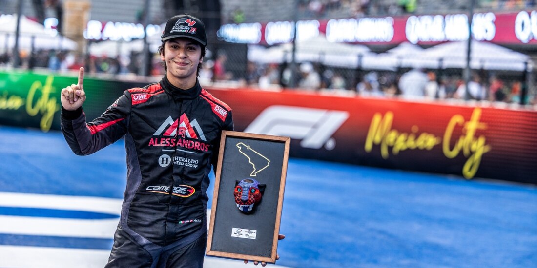 Helio Meza festeja su victoria en la FIA NACAM Fórmula 4 en el marco del Gran Premio de México de F1.
