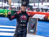 Helio Meza festeja su victoria en la FIA NACAM Fórmula 4 en el marco del Gran Premio de México de F1.