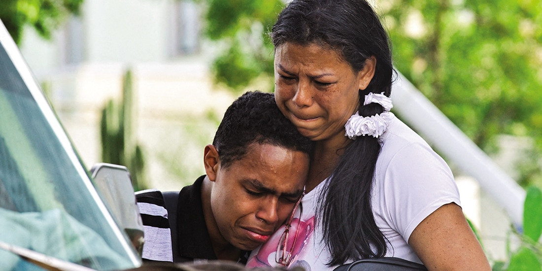 Una pareja conmocionada después de los terremotos en La Guaira, ayer.