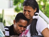 Una pareja conmocionada después de los terremotos en La Guaira, ayer.