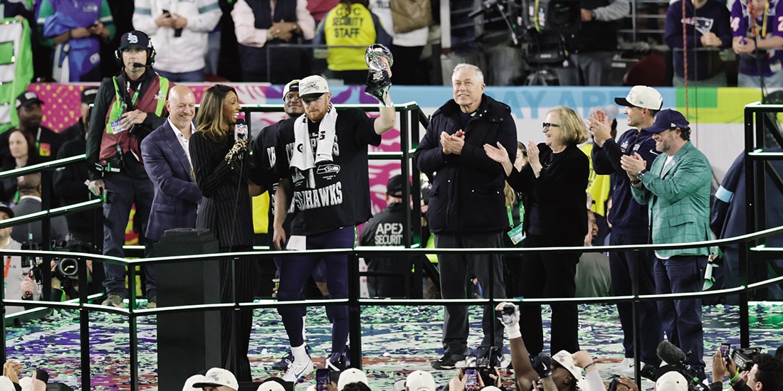 EL QUARTERBACK Sam Darnold, tras levantar el trofeo del SB, ayer.