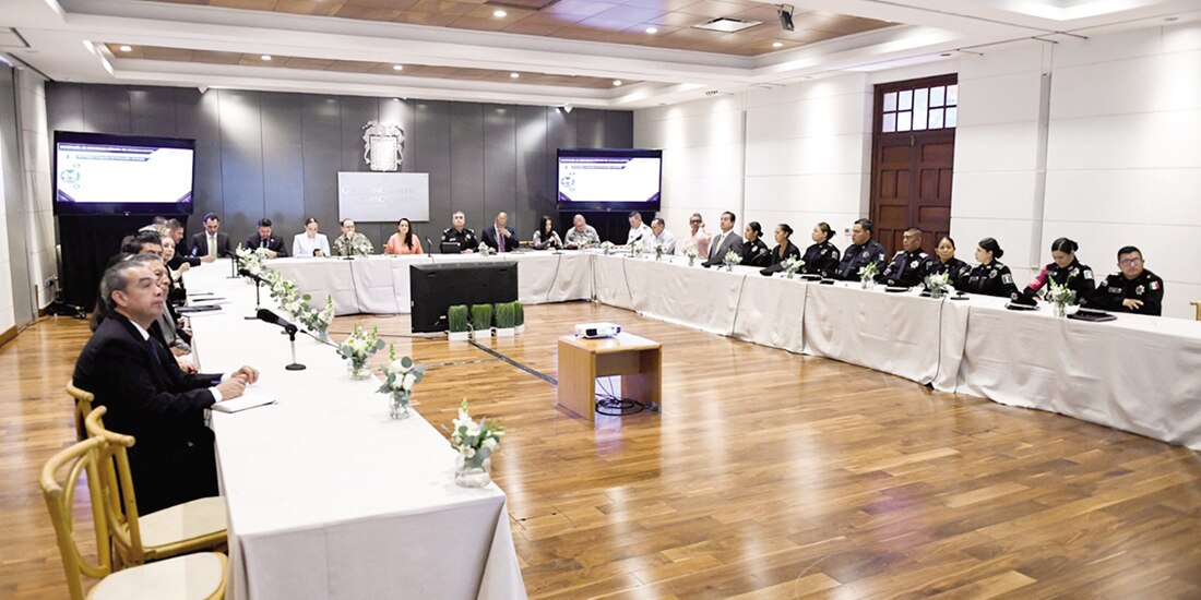 La mandataria Tere Jiménez (c.), ayer, al encabezar la Mesa de Paz.