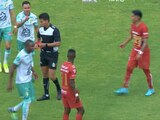 Luis Montes, jugador de León, habla con el arbitro durante el duelo ante los Pumas.