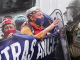 Los manifestantes se enfrentan a la policía antidisturbios durante una marcha de protesta de activistas indígenas mapuche contra el Día de la Raza en el centro de Santiago, Chile