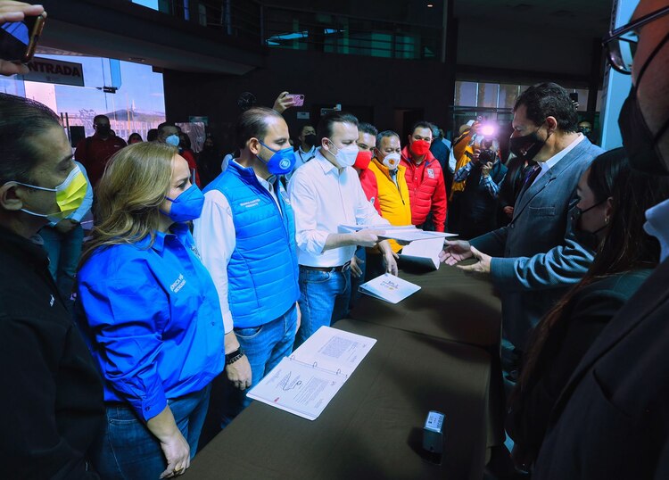 Acompañado de los dirigentes del PAN, PRI y PRD, Esteban Villegas entregó la documentación directamente al presidente del IEPC.