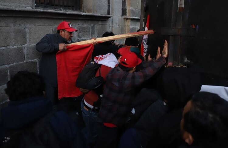 Otra vez los integrantes de la CNTE intentaron derribar las vallas colocadas en los accesos del Palacio Nacional