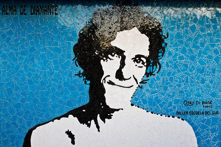 Un mural en honor al músico argentino Luis Alberto Spinetta, en las calles de Buenos Aires.
