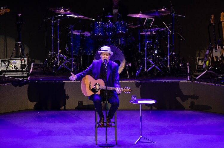 Algunas canciones las entonó con guitarra acústica en mano.