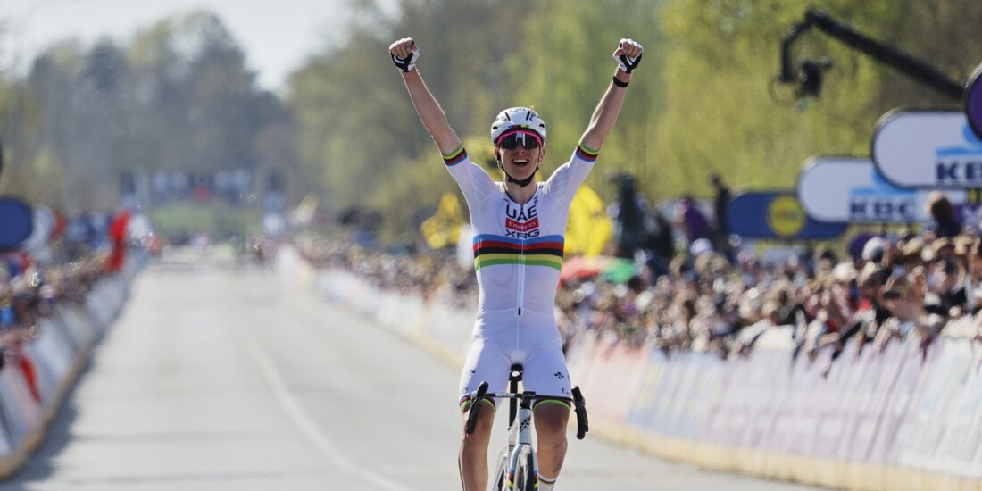 Tadej Pogacar, del UAE Team Emirates XRG, cruza la línea de meta, ayer.