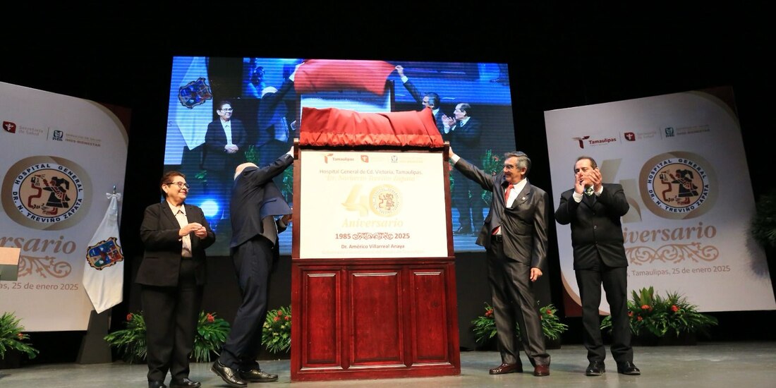 Américo Villarreal, gobernador de Tamaulipas, devela placa por los 40 años del Hospital General “Dr. Norberto Treviño Zapata”.