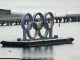 Los aros olímpicos sobre una barcaza en el distrito de Odaiba en Tokio, sede de los Juegos Olímpicos.