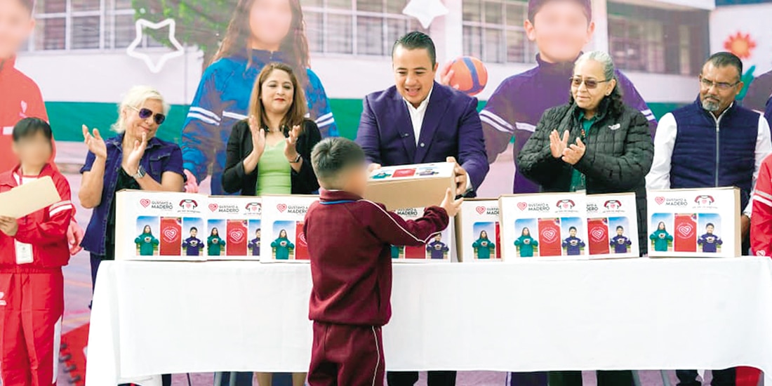 EL ALCALDE de la GAM, Janecarlo Lozano, entrega a un alumno su uniforme
