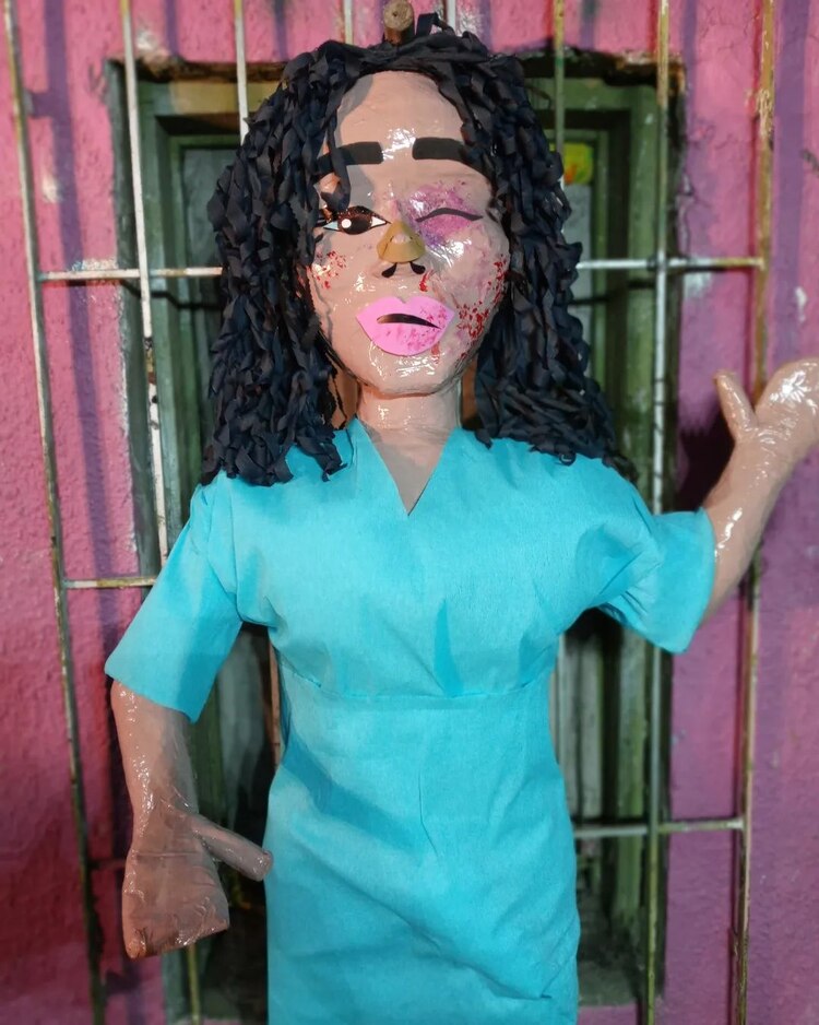 La polémica piñata de Paola Suárez.
