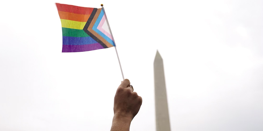 Una persona sostiene una bandera del Orgullo en Washington, el 8 de junio de 2025.