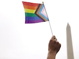 Una persona sostiene una bandera del Orgullo en Washington, el 8 de junio de 2025.