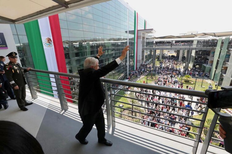 El Ejecutivo federal aprovechó para saludar a los asistentes a este acto.
