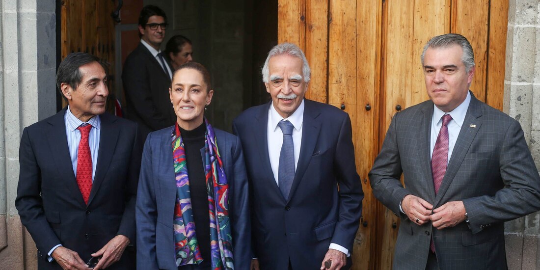 Rogelio Ramírez de la O, titular de Hacienda; la Presidenta Claudia Sheinbaum, Rolando Vega, presidente del Consejo Mexicano de Negocios, y Francisco Cervantes, presidente del CCE, ayer.