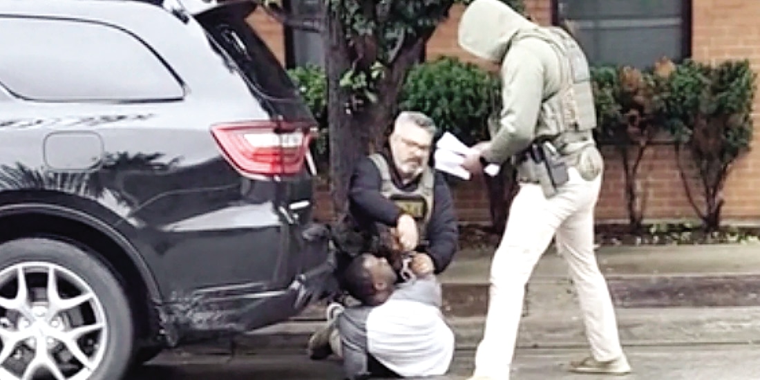 Un ciudadano de EU resultó herido en Chicago luego de que agentes de ICE lo confundieron con un fugitivo.