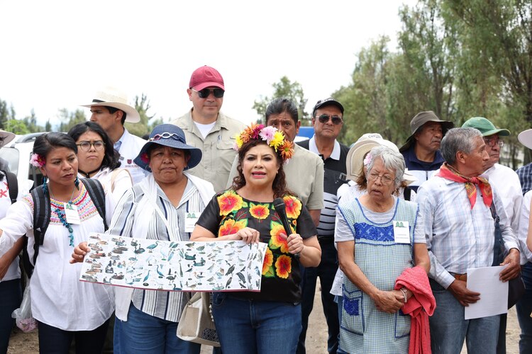 Clara Brugada, en el pueblo de San Gregorio Atlapulco, Xochimilco.