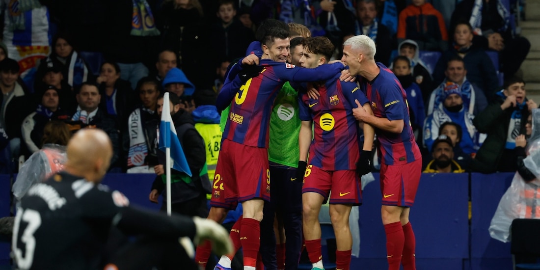Jugadores del Barcelona celebran un gol contra el Espanyol.
