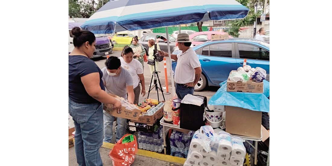 Afuera del Hospital Magdalena de las Salinas ofrecen comida, agua y diversos apoyos a los familiares de las víctimas, ayer.