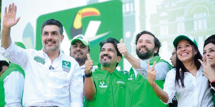 Jesús Sesma (izq.), ayer, durante el lanzamiento de Los Guardianes Verdes, en la colonia Roma