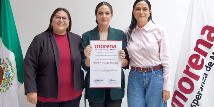 La legisladora con licencia (c.), ayer, tras ser designada coordinadora municipal.