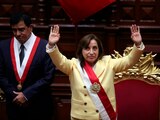 La vicepresidenta Dina Boluarte jura como la primera presidenta de Perú.