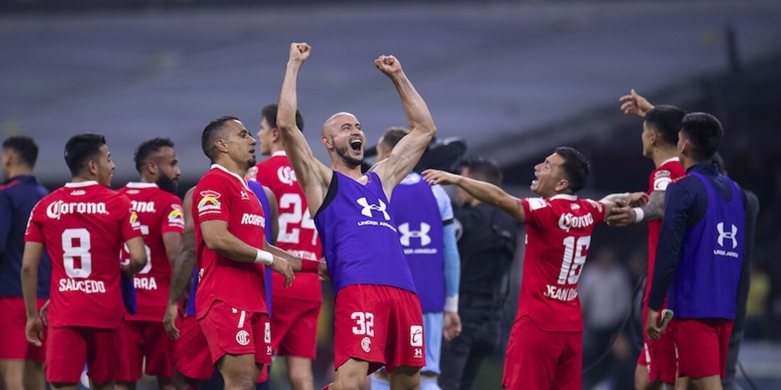Futbolistas choriceros celebran su triunfo el sábado ante el América.