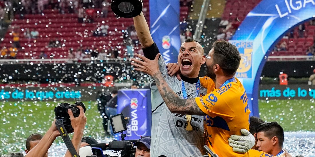 Nahuel Guzmán consiguió su quinto título de Liga MX con los Tigres.