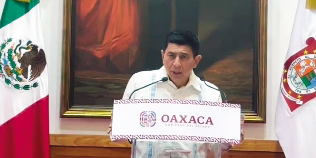 El gobernador de Oaxaca, Salomón Jara, durante su conferencia de prensa semanal, ayer.