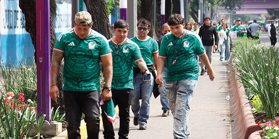 Aficionados caminan por Tlalpan tras salir del partido de México, ayer.