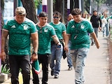 Aficionados caminan por Tlalpan tras salir del partido de México, ayer.