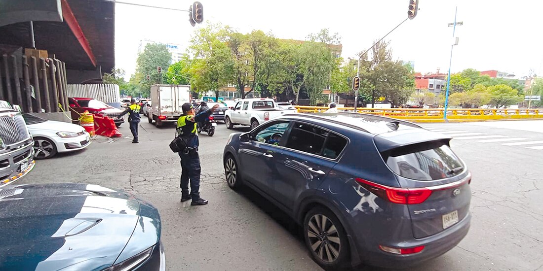Policías de Tránsito orientan a los automovilistas en mayo pasado.
