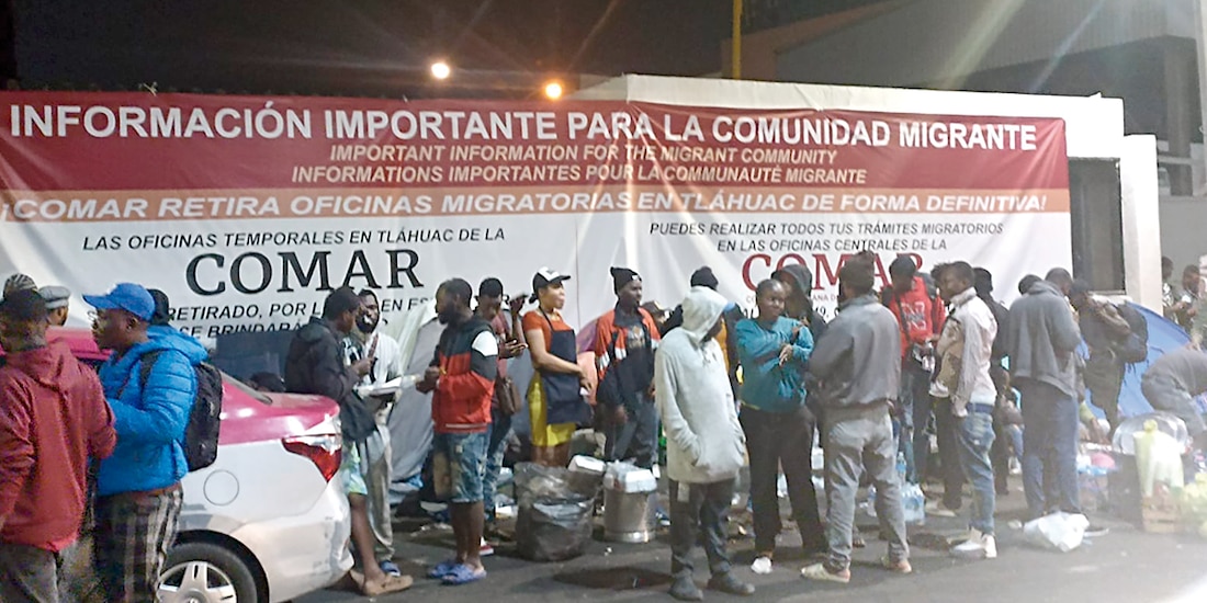 Instalan casas de campaña en jardines y deportivos públicos en espera de una respuesta oficial para seguir su tránsito hacia la frontera norte.