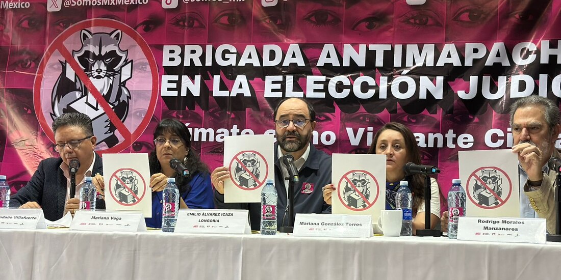 El exsenador Emilio Álvarez Icaza (c.), ayer, en conferencia de prensa.