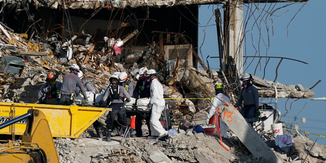Personal de búsqueda y rescate trabajan entre los escombros en el edificio de condominios Champlain Towers South, el 2 de julio de 2021.